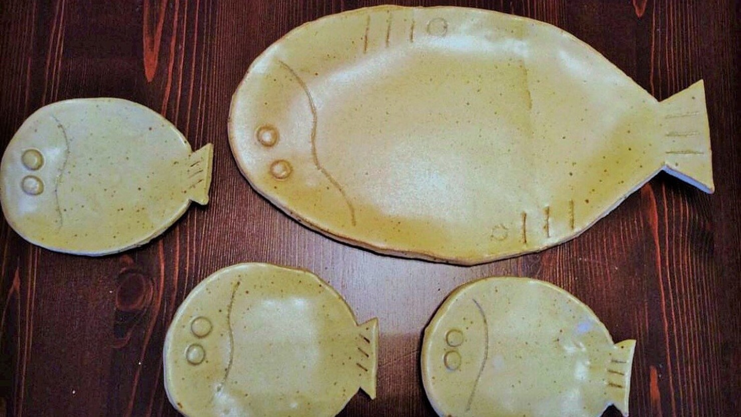 魚をモチーフにした大皿と取り分け小皿のセット　　© maho