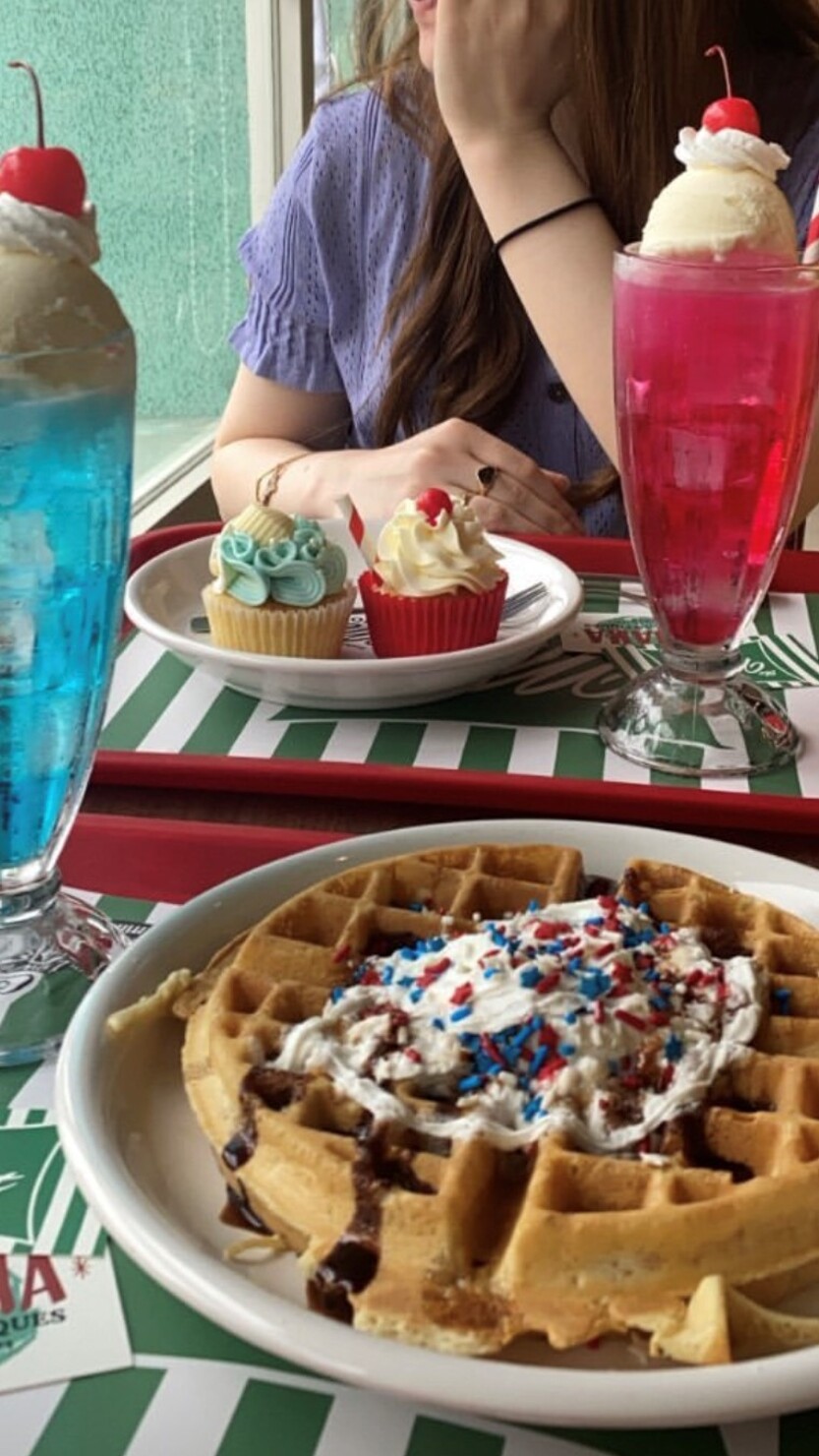 The MINT MOTELで食べたワッフルとカップケーキ、クリームソーダ　© 愛莉