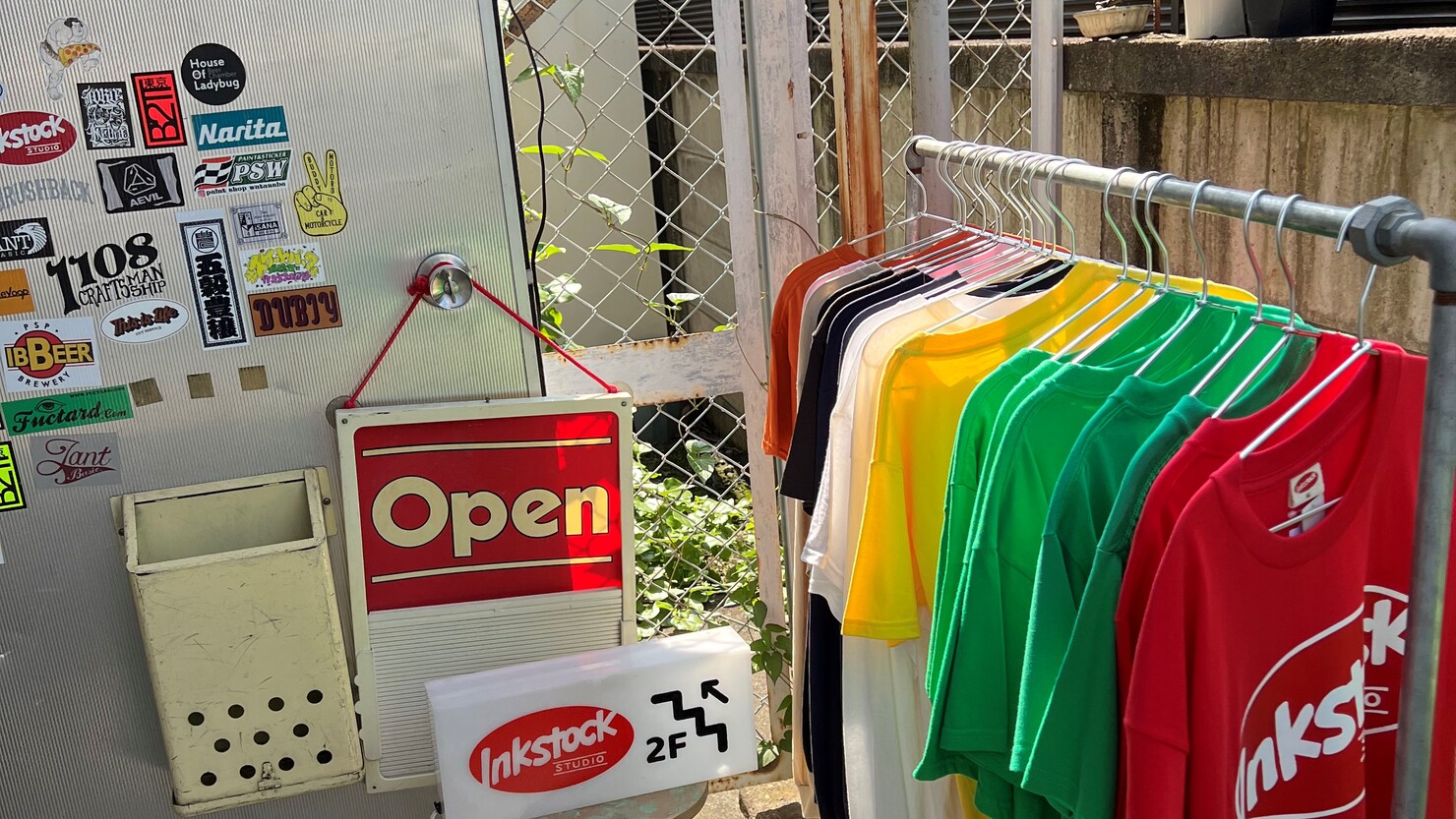 Tシャツプリント工場＆ショップINKSTOCK STUDIOのエントランス　　　© 愛莉