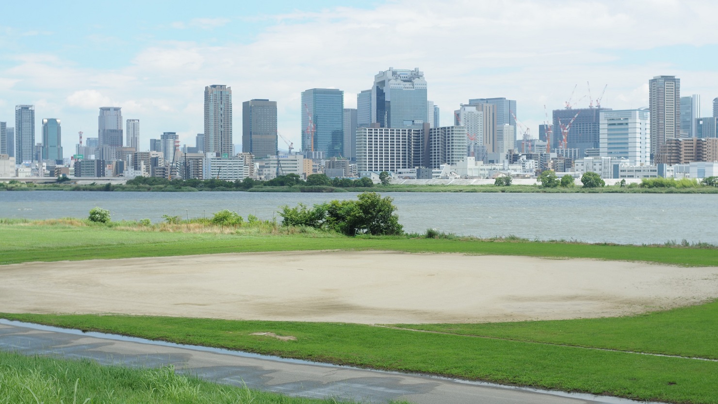 河川敷には野球のできるグラウンドスペースも