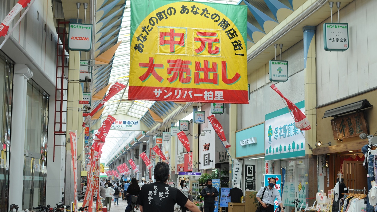 駅を中心に、東口と西口それぞれで賑わう商店街