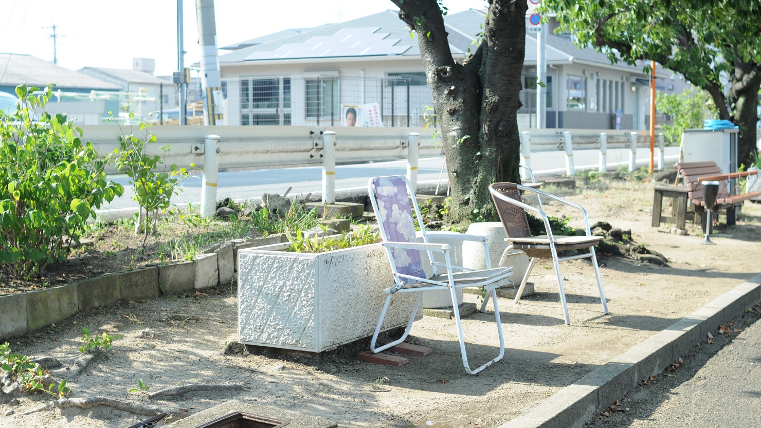 水路に沿った遊歩道は誰かが持ってきた椅子が点在し、近隣の人たちの憩いの場に