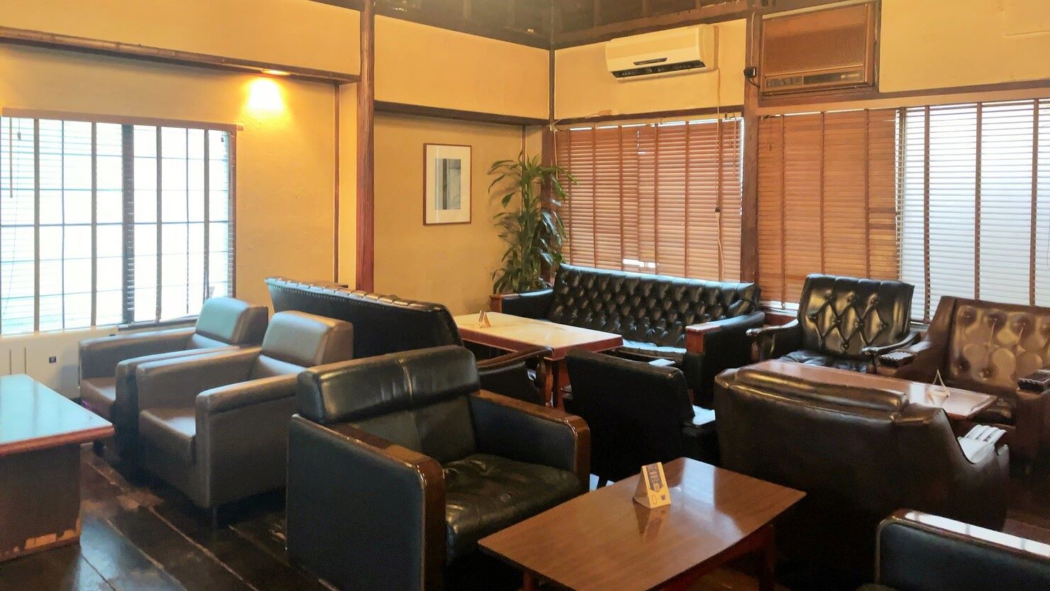 レトロな雰囲気の家具が置かれた店内© 宇田まあや