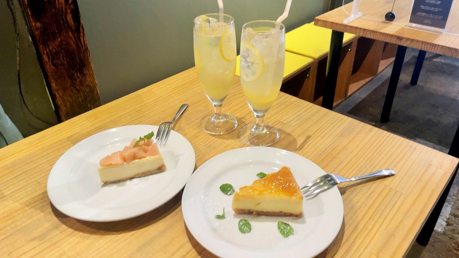 自家製レモネード、期間限定の桃のチーズケーキと、ジンジャーレモンのチーズケーキ© 宇田まあや