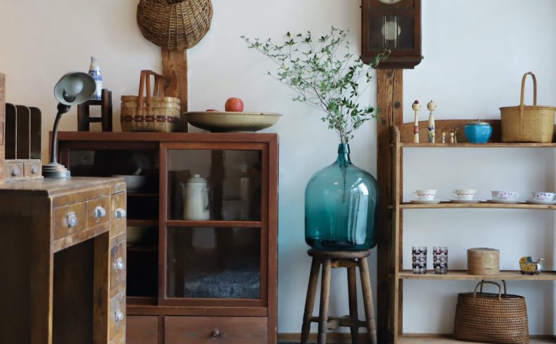 「古道具」の魅力。 長い時を経たからこその風合いをインテリアに取り入れるコツ