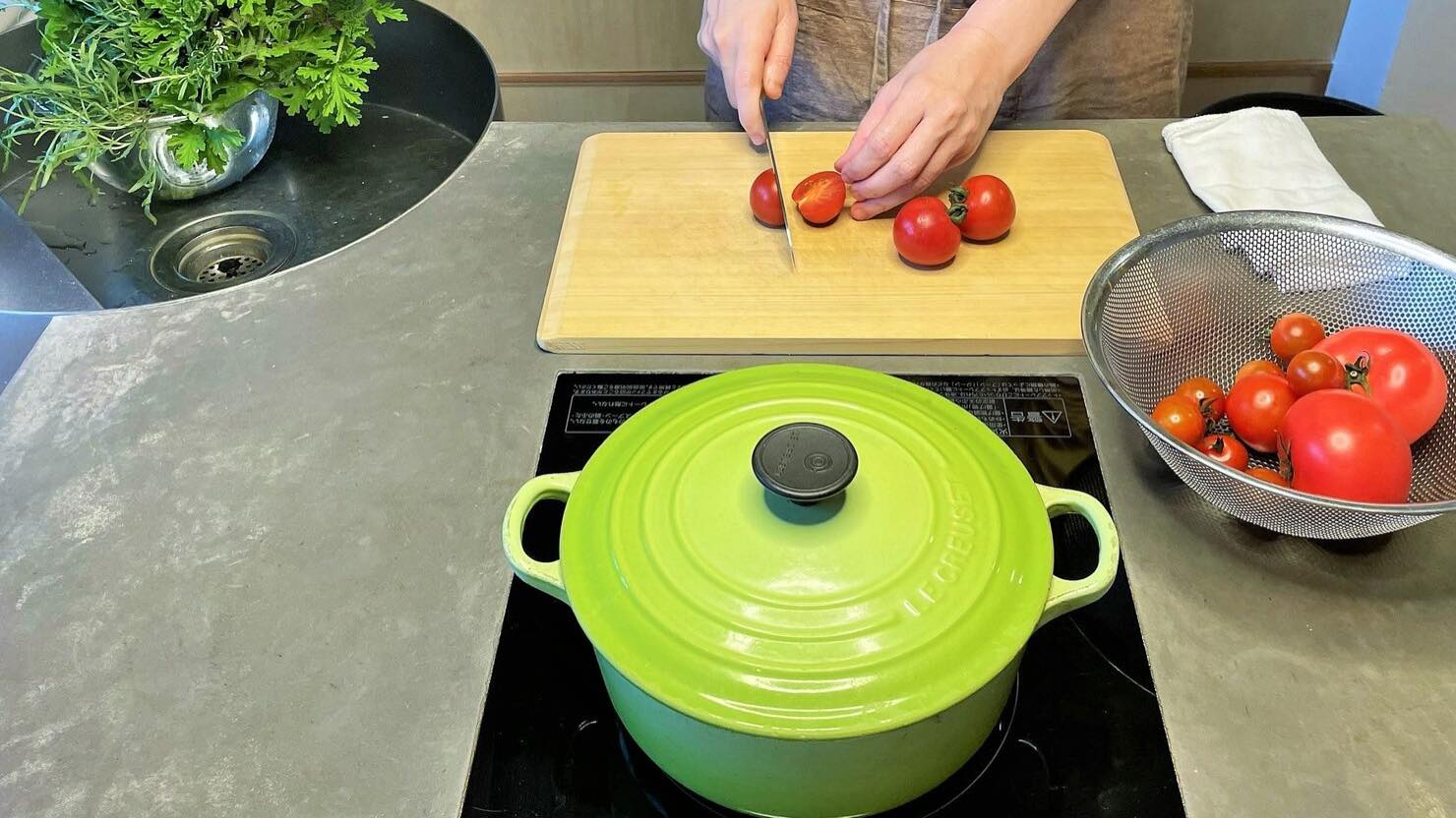 天板は時に調理台に、時にテーブルに。自在に使えるようになっている　©Fukuko Lynn