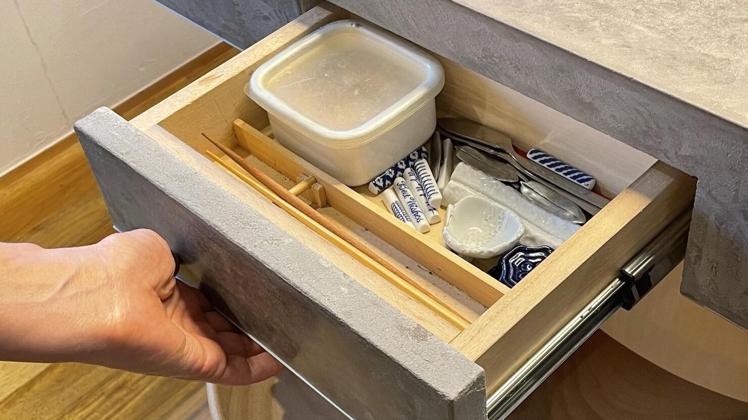 キッチン道具の引き出しとは別の辺には、カトラリーを入れる引き出し。先に席に着いた人が自然にカトラリーを並べる流れ　 © Fukuko Lynn