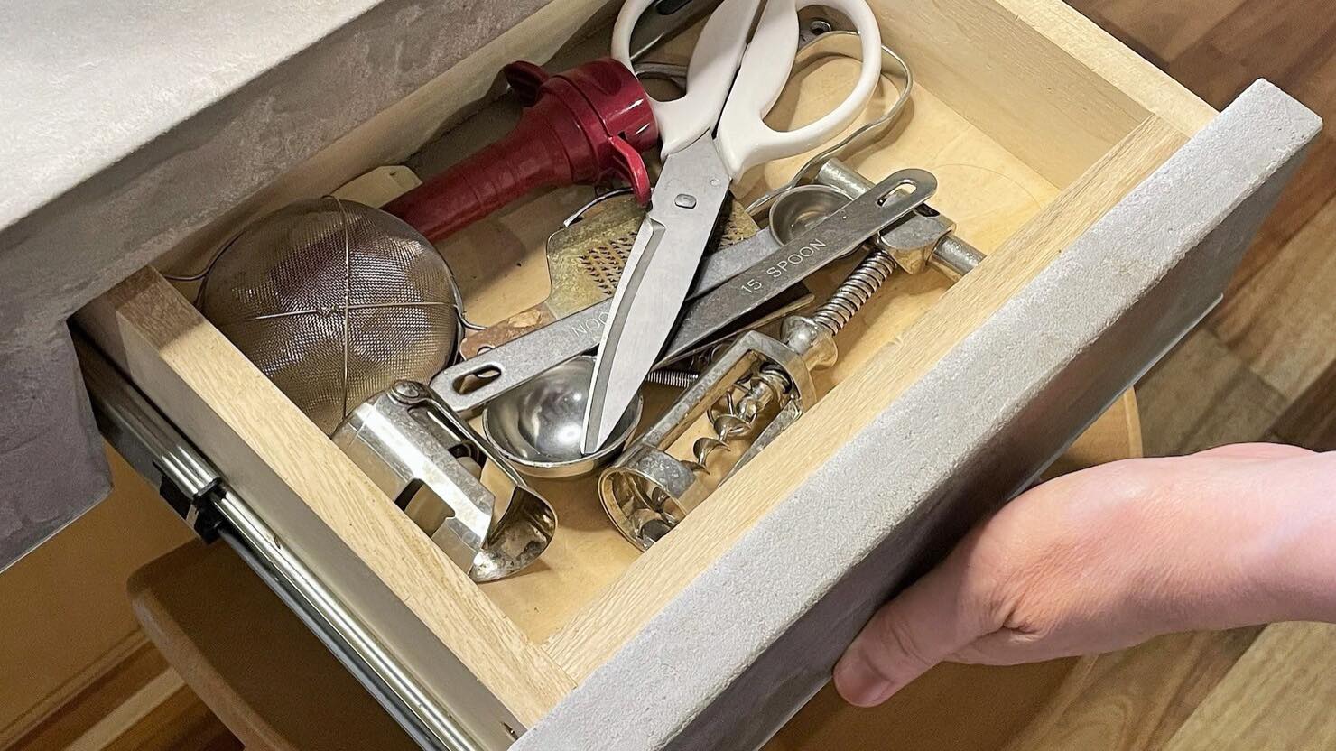 すぐ手が届く引き出しには良く使うキッチン道具をまとめて収納 © Fukuko Lynn　