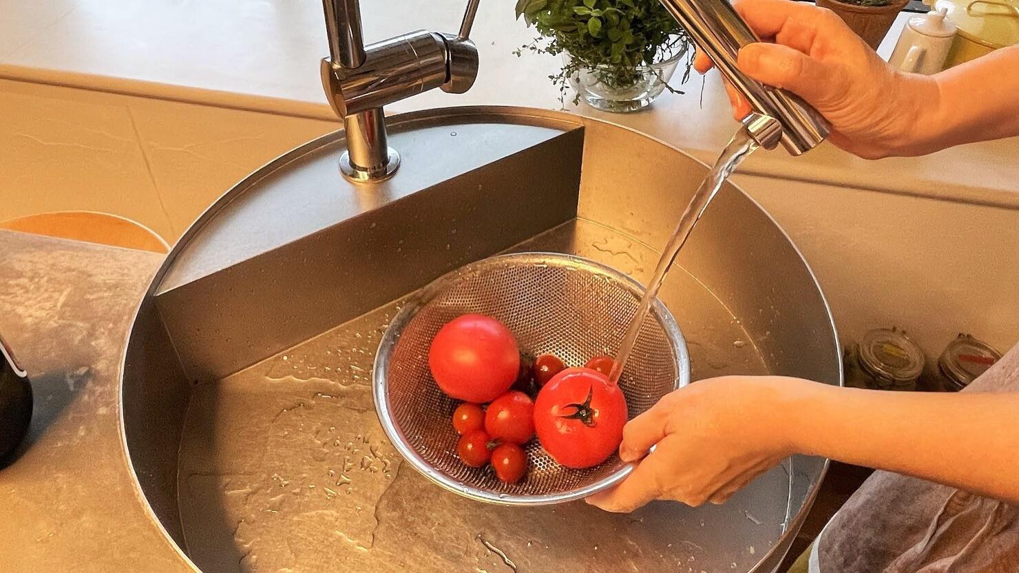 正方形の一角にある浅め＆小さめの丸いシンク。食材を洗ったり、冷やしたり、いろいろ使える © Fukuko Lynn