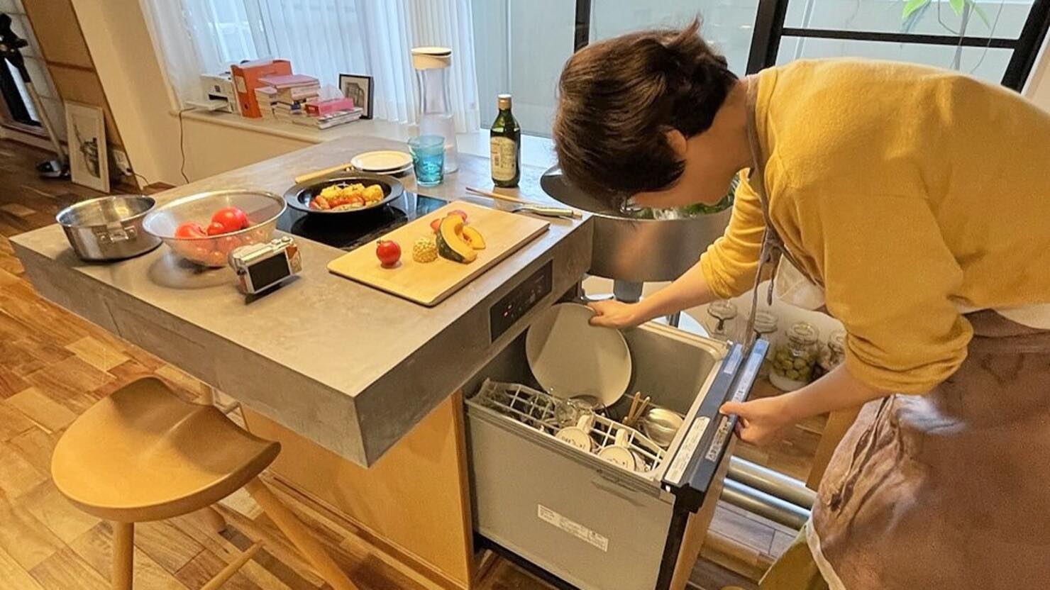 テーブルの下には食器洗い機が組み込まれて、汚れた食器は即食洗器に　© Fukuko Lynn　　