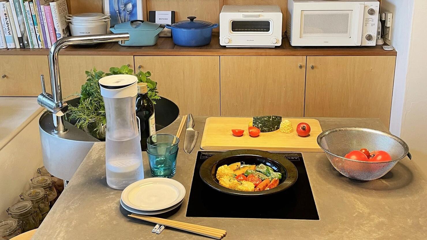 ダイニングに設置された次世代のキッチン「ミングル」 © Fukuko Lynn