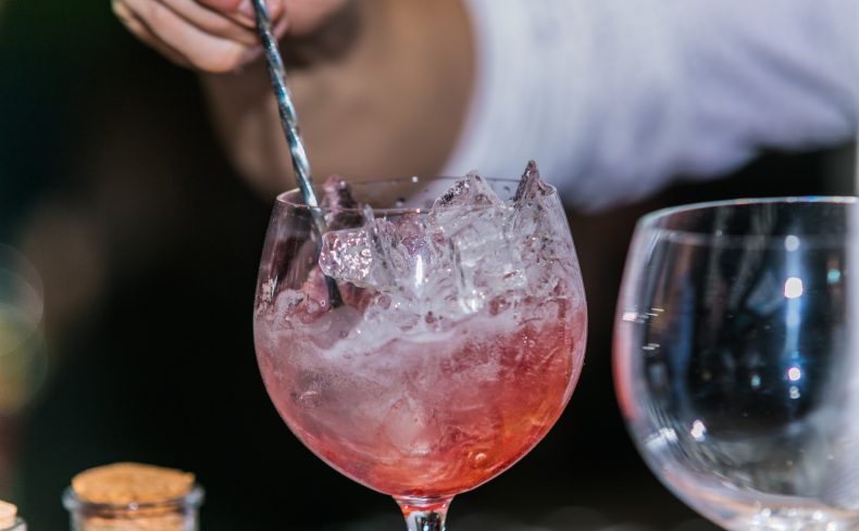 「カクテル」を自宅で簡単に作ってみませんか？初心者におすすめのレシピや必要な道具を紹介