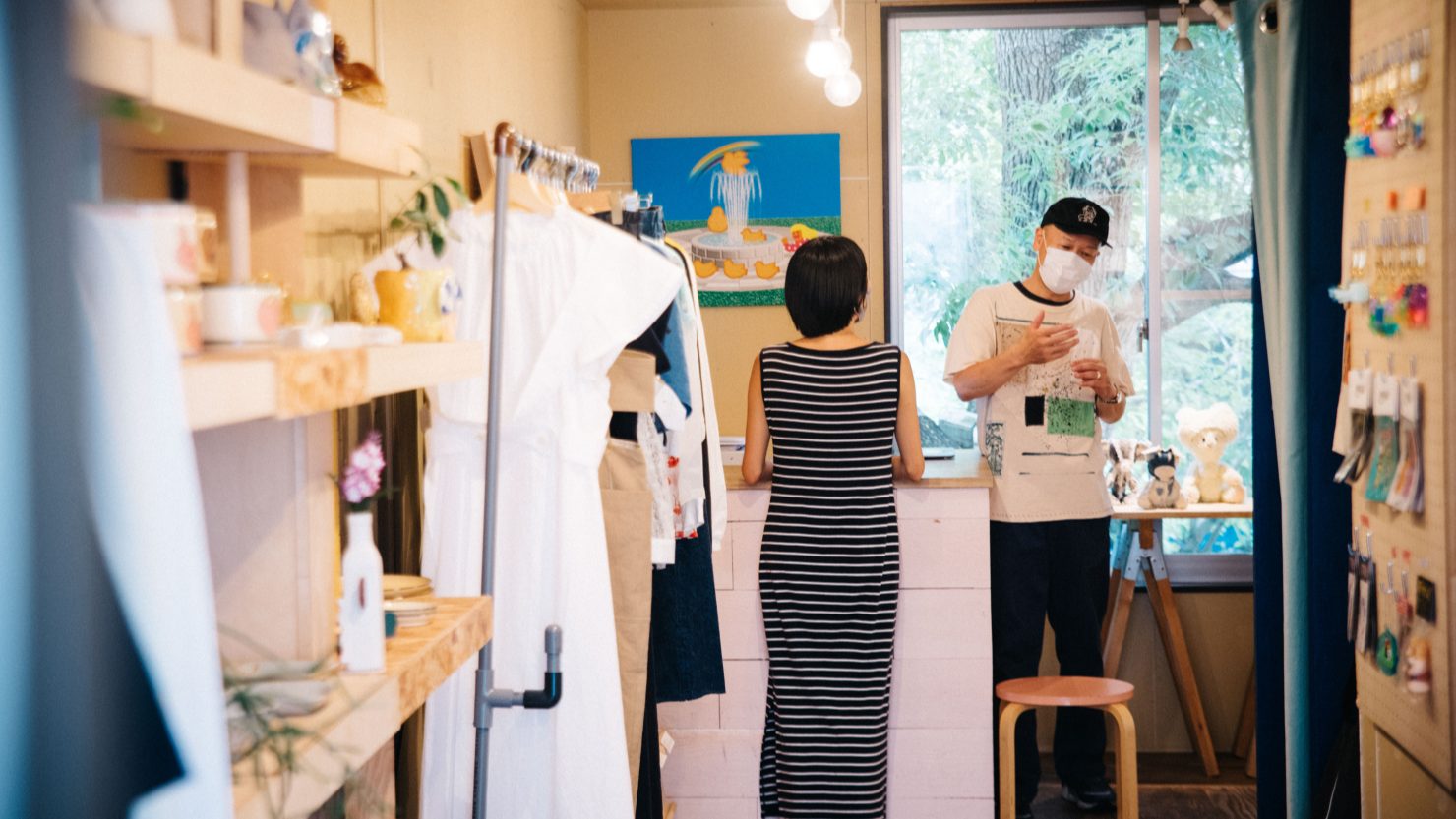 ドアを開けるとどこか不思議でかわいいモノの世界が!レジの奥の大きな窓は、都会の喧騒を忘れさせてくれる