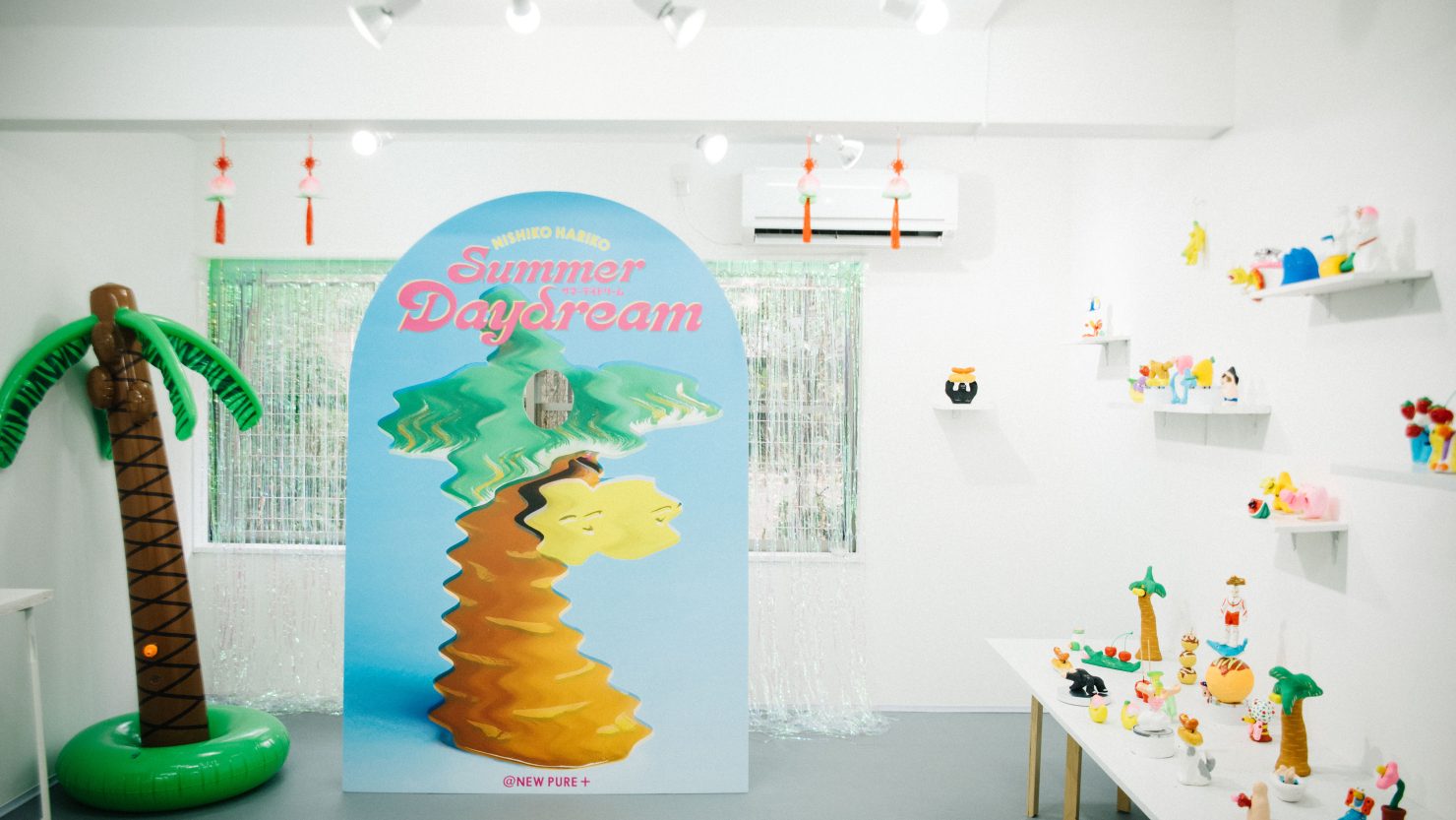 地下にあるギャラリーでは、多いときには月に1〜2回のペースで作家の展示を開催。取材時はユーモラスな張子を製作している作家にしこはりこさんの展示が行われていた。