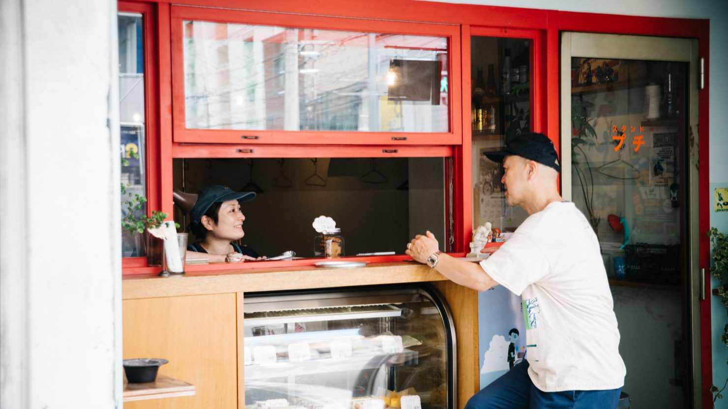 ショーケースの中に並ぶサンドイッチとクッキーは、その美味しさとは裏腹に学食価格!