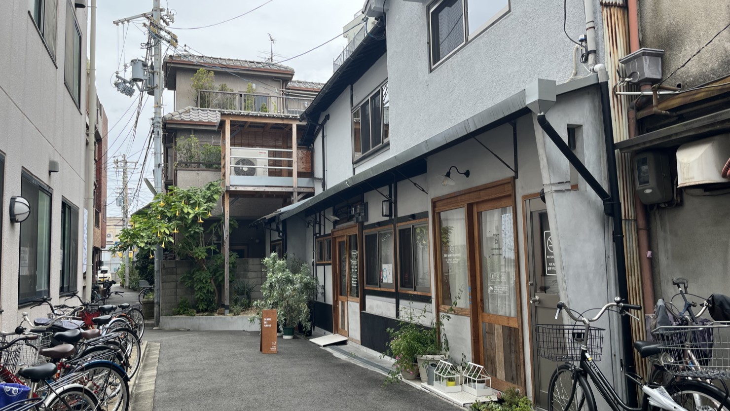 市場から横道にそれるとカフェの姿が