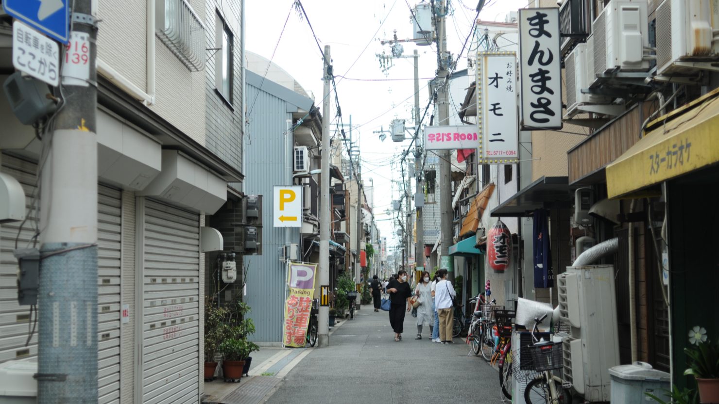 賑やかな通りも、横をふと見てみると急に静かな住宅街が広がる