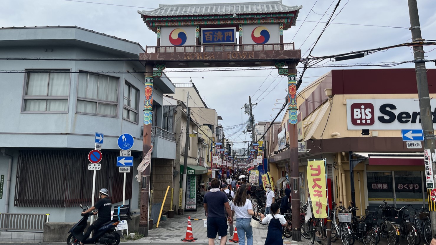 「この門を境に、がらっとコリアタウンと住宅街の雰囲気が切り替わるのもおもしろい」と話すリンリンさん