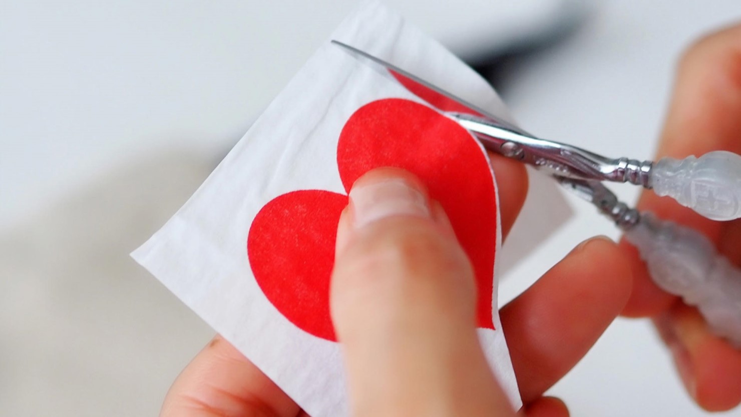 ペーパーナプキンをカットする様子