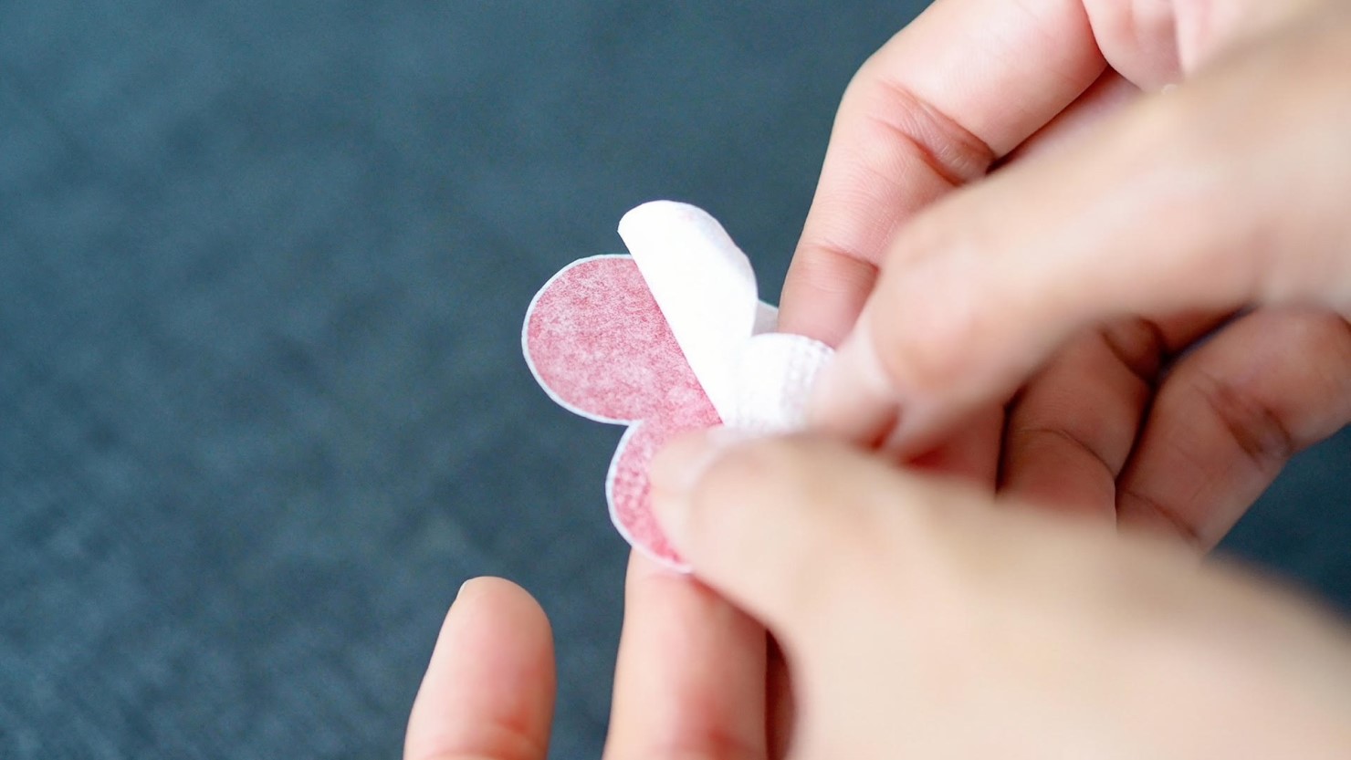 ペーパーナプキンをはがす様子