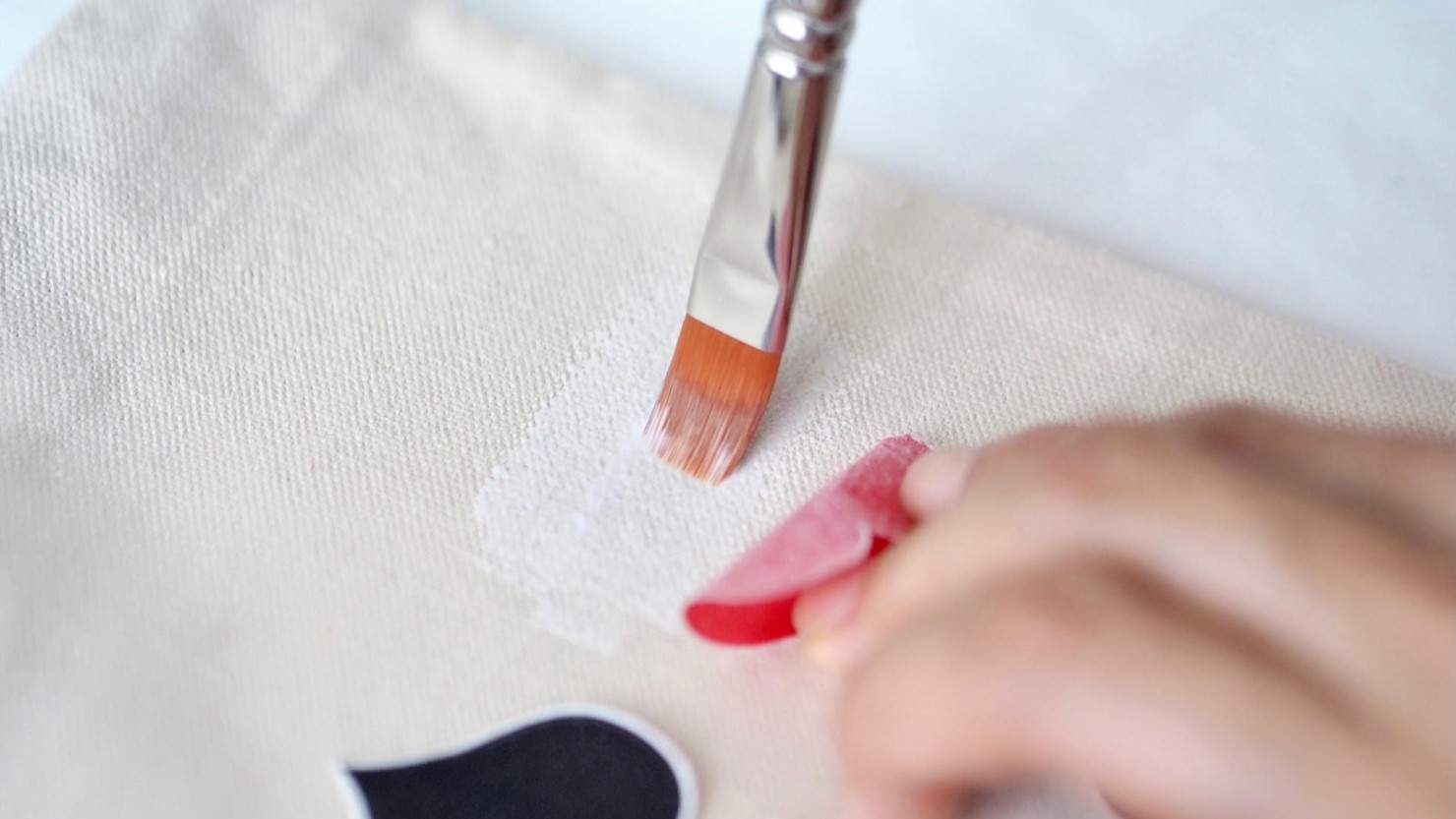 グルー(糊)を塗る様子