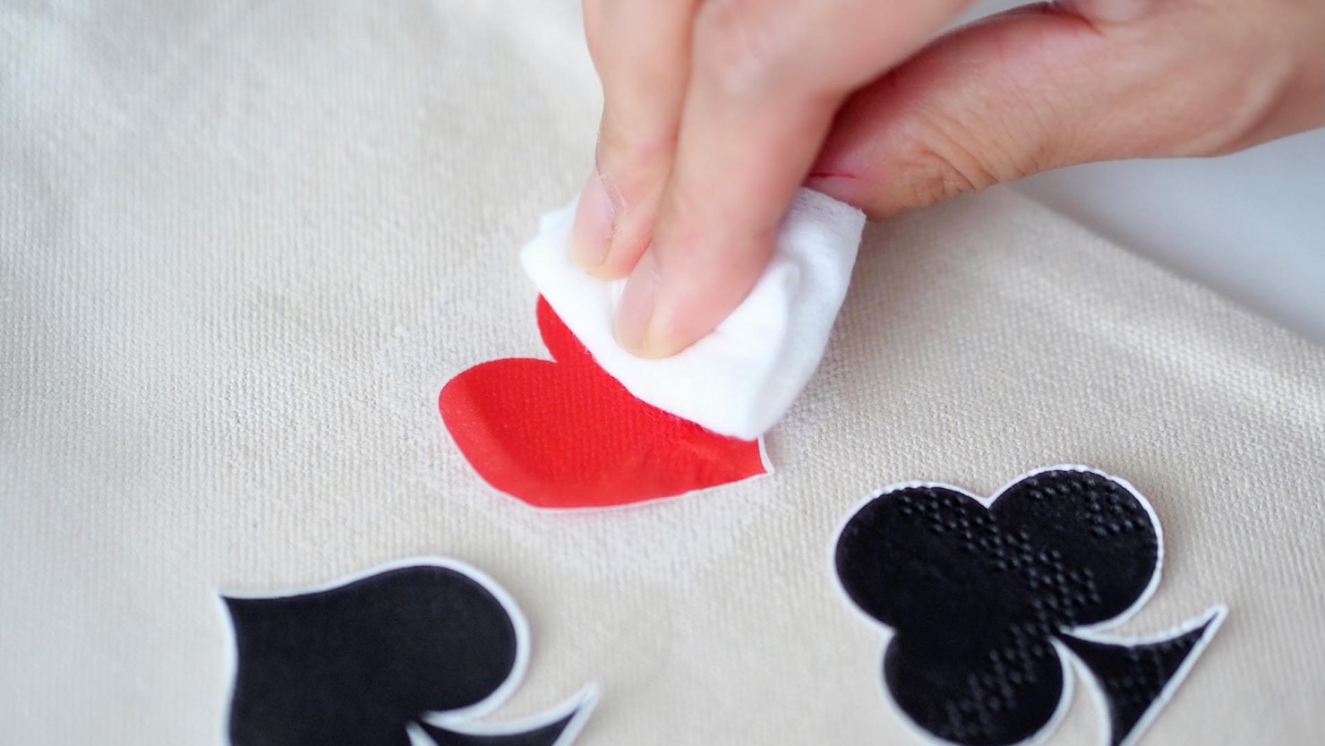 ウェットティッシュを使ってモチーフを押さえている様子