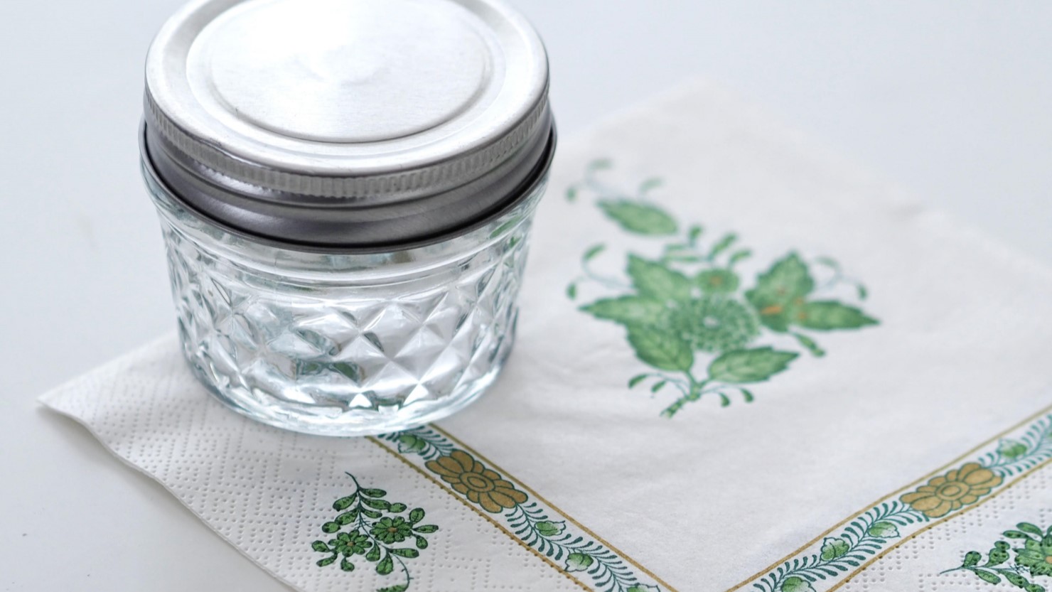 応用作品で使用したペーパーナプキンとガラスキャニスター