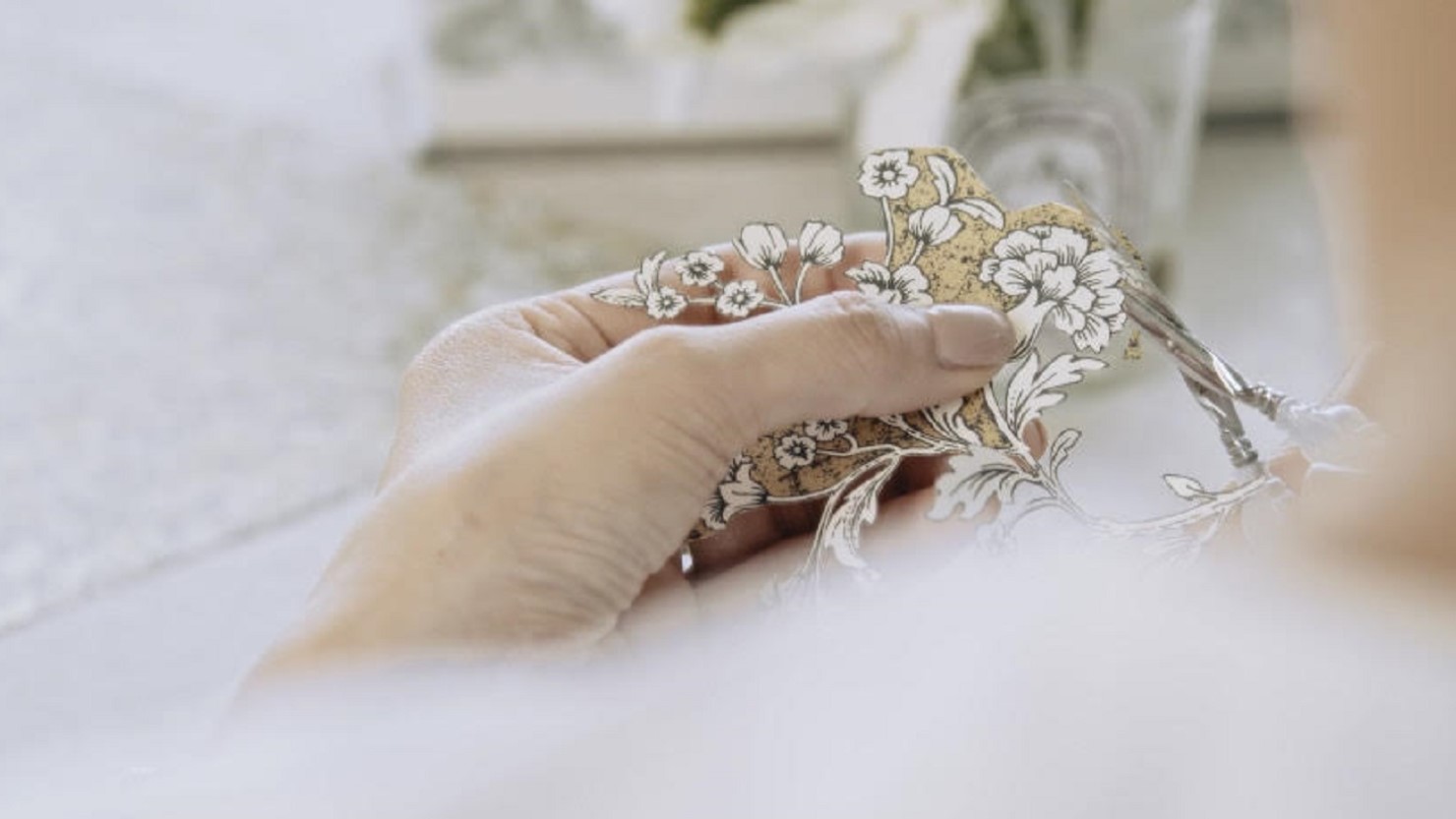 ペーパーを切る様子