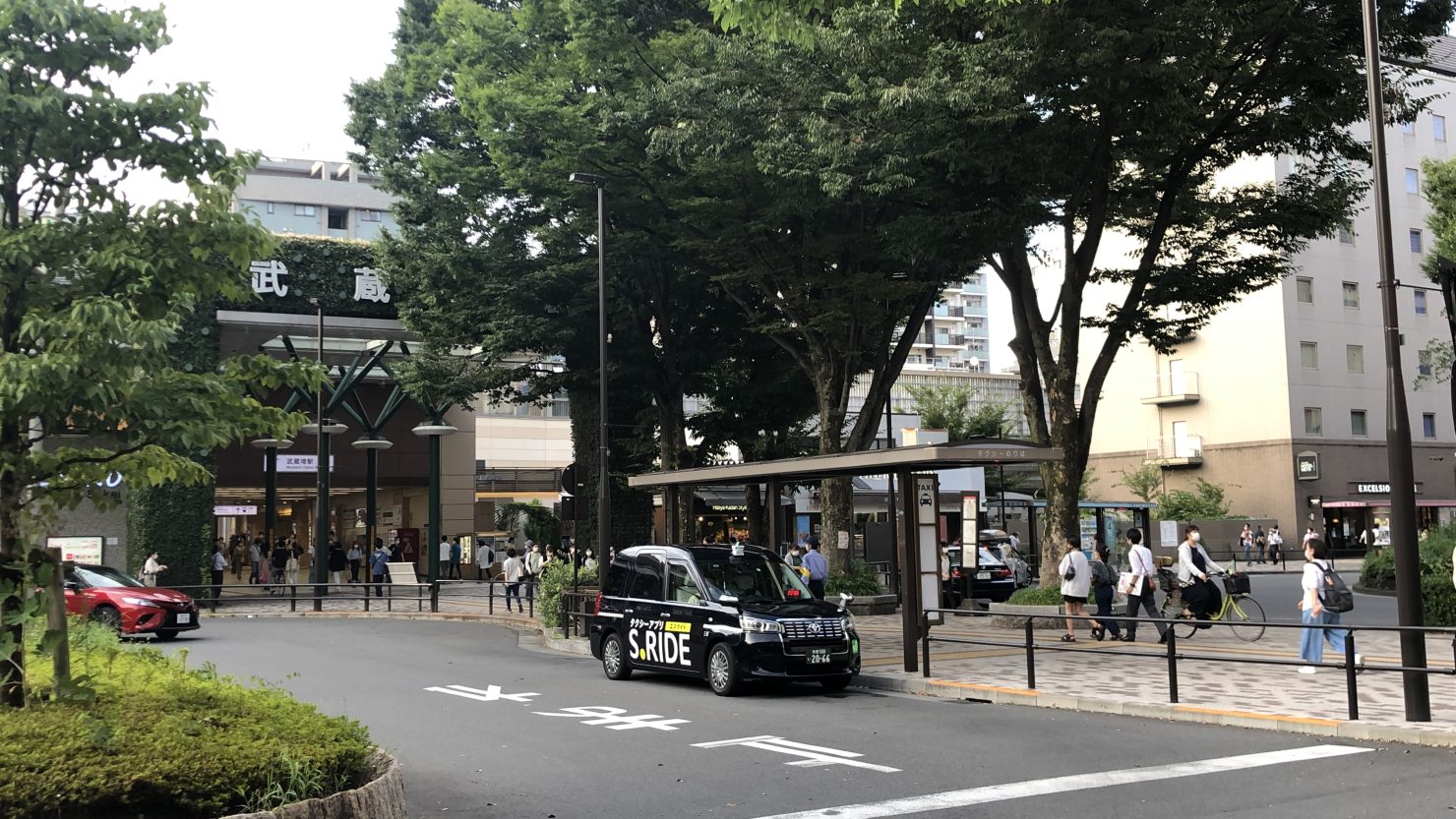 夕日の武蔵境住宅街 東京都「武蔵境駅」周辺の魅力と住みやすさを在住歴10年の私が紹介｜暮らし方から物件探し