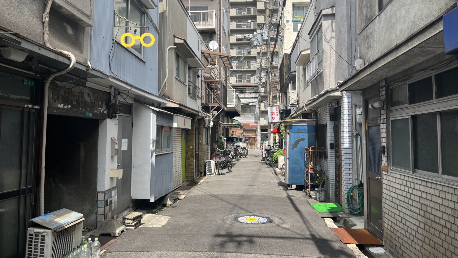 金田さんの好きな、長屋が並ぶ北加賀屋の風景。左手にはオーダーメイドメガネの専門店「隠れ屋1632秘密基地」が