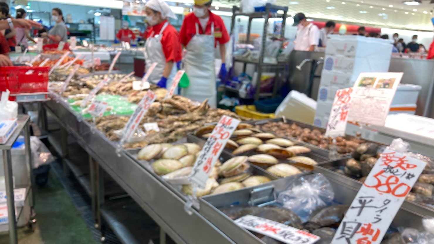 角上魚類店内の様子