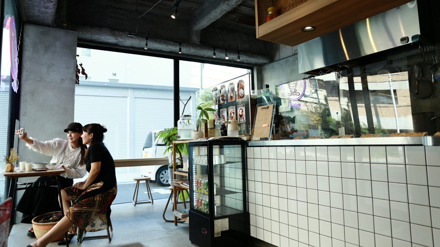 休日ともなると大賑わい。若い世代はもちろん、地元の人々も通う