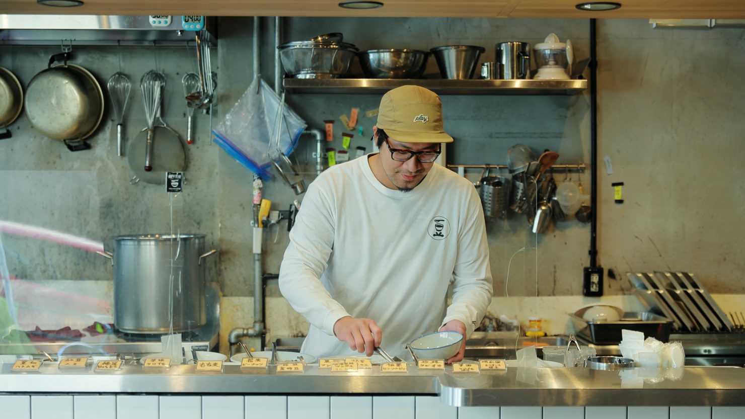 豆花にトッピングをよそうアモさん。店内では他にも「嫩仙草（柔センソウゼリー）」や台湾かき氷などがいただける