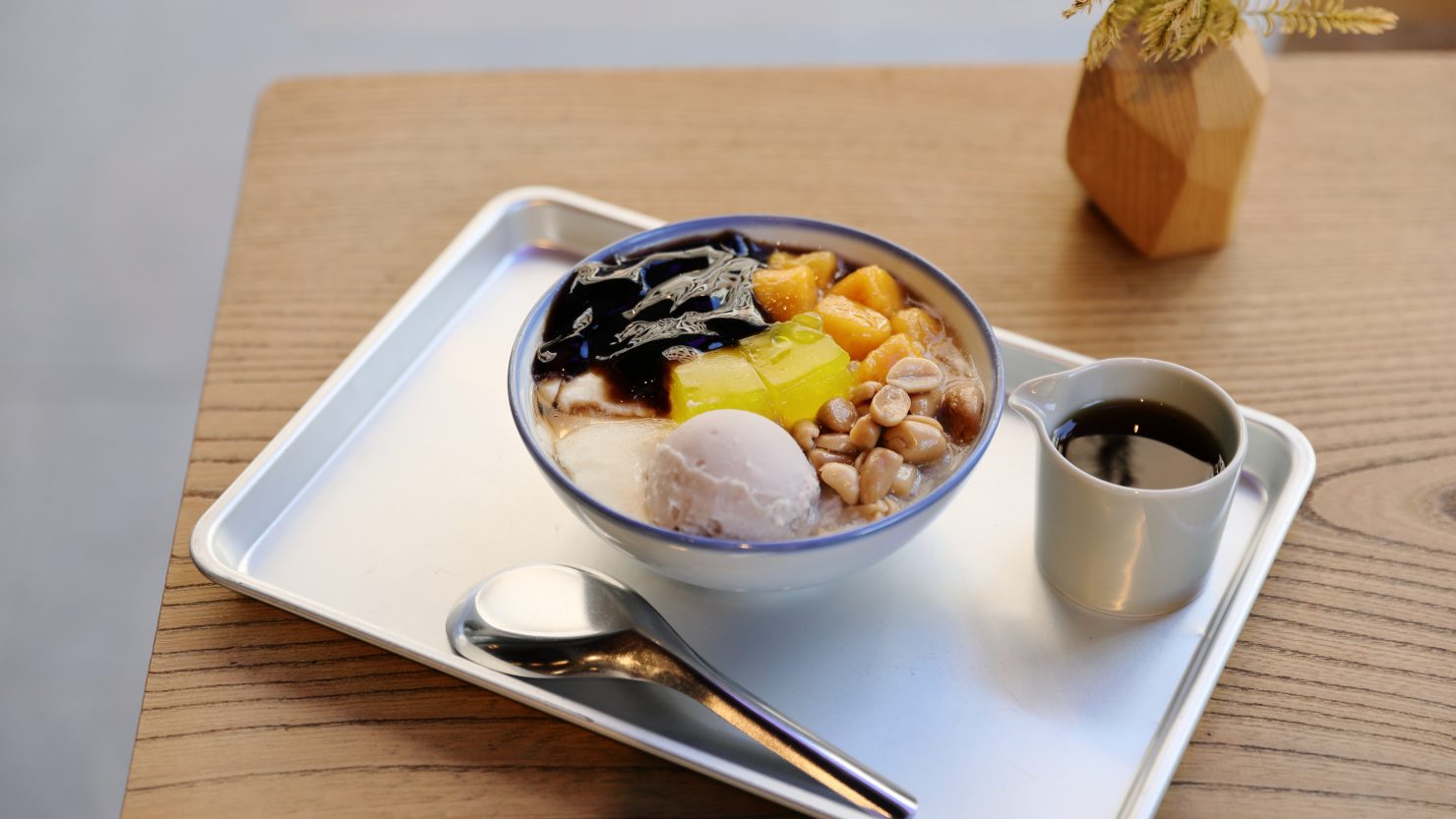 トッピングを4種選べる「南所豆花」（760円）。今回はさらにもう1種追加でトッピング（1種80円）