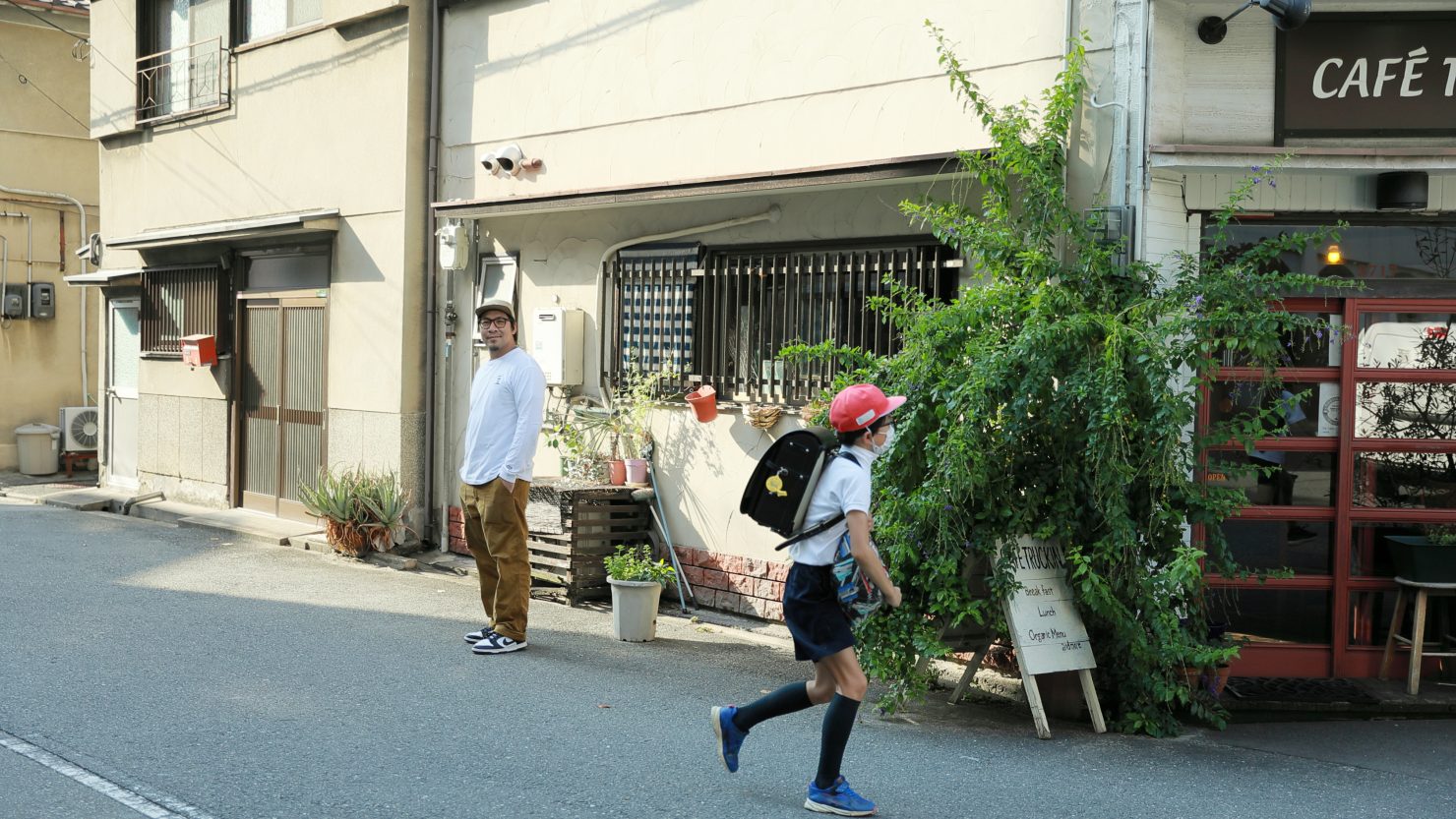仕事の合間のひと休みは近くの公園やカフェで