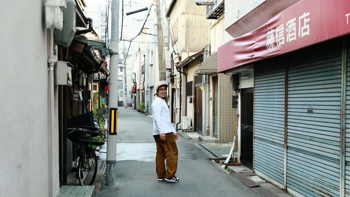 大通りを渡ると細い路地が。古い商店や家が立ち並ぶ