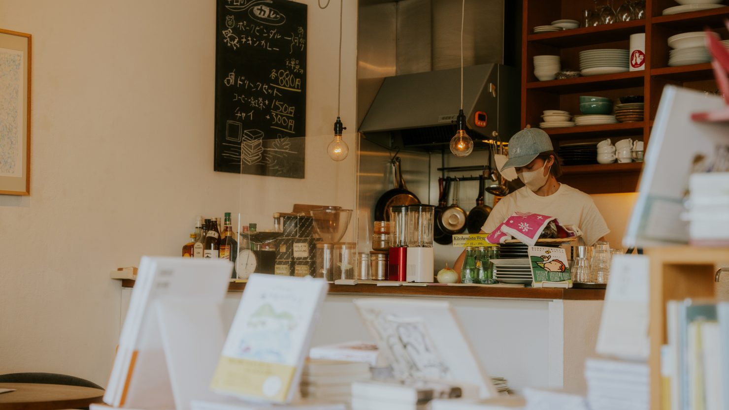 入り口に書店、その奥にカフェという造りはお店を始めたときから変わらない