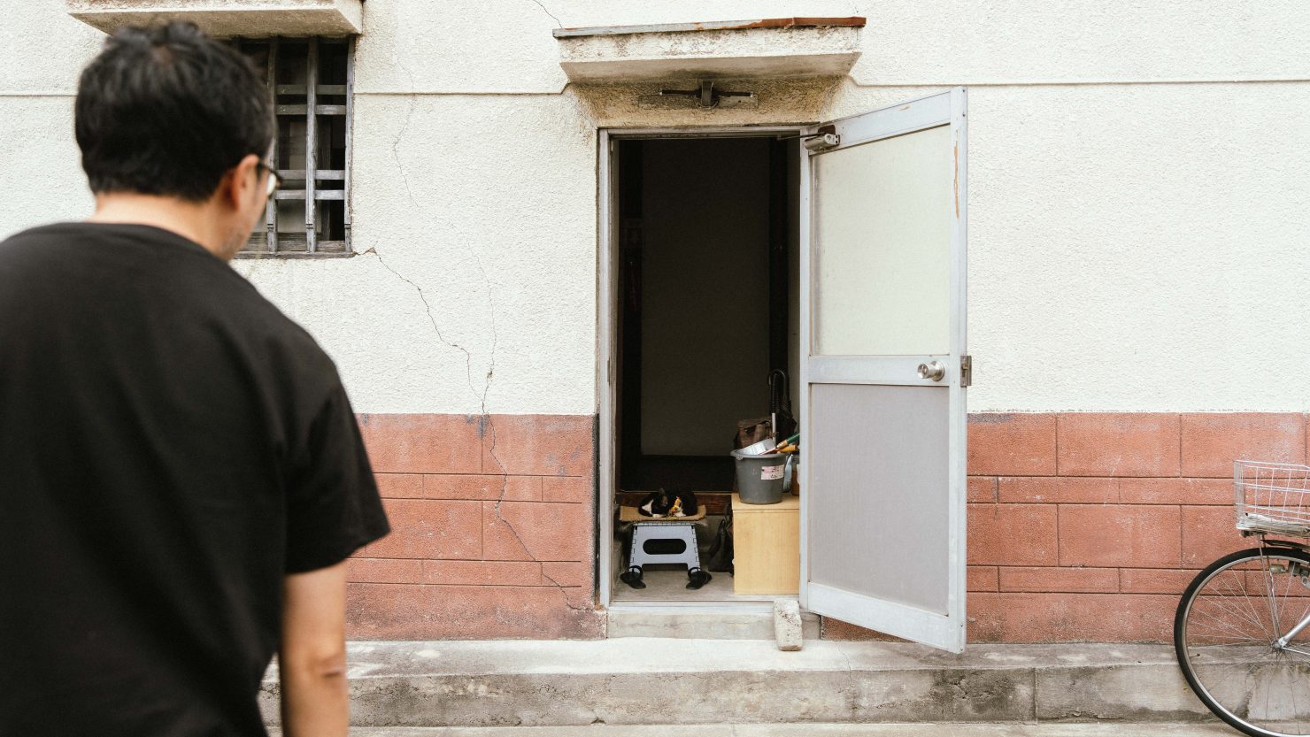 開けっぱなしの勝手口には、お昼寝している猫。「この景色こそ、(中崎町)本庄の風景ですよ」と鯵坂さん