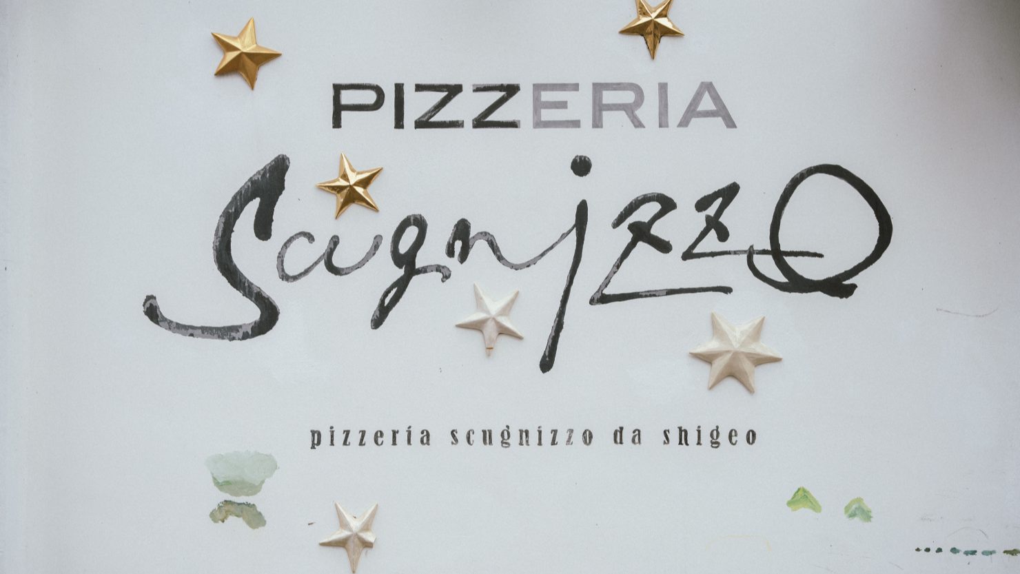 取材時はお休み。店名はイタリア語のスラングで“いたずら小僧”という意味だと説明してくれた。ロゴの下には、尾柳佳枝さんによる作品が