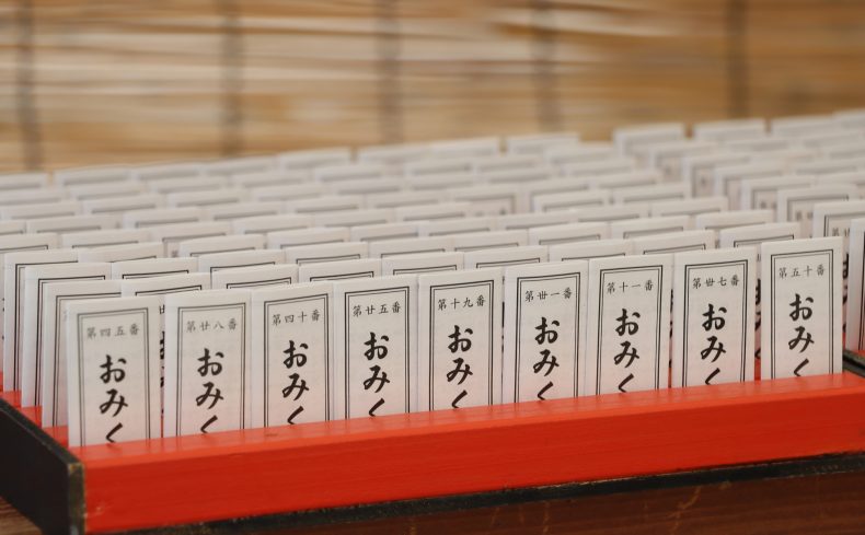 おみくじを保管する「おみくじ帳」の活用法を紹介！おみくじは結ぶ？持ち帰る？