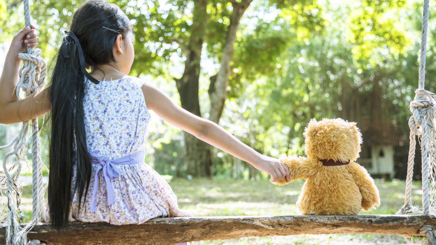 ぬいぐるみと遊ぶ子ども