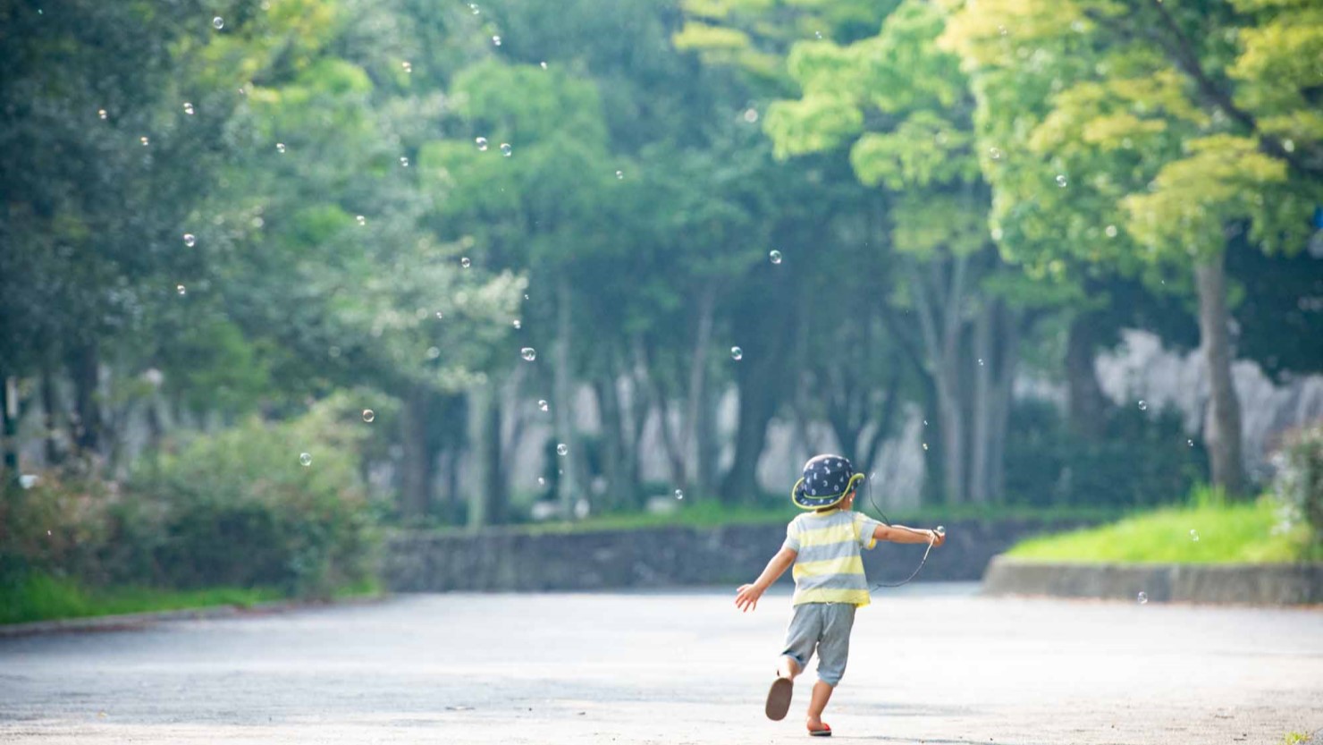 公園で遊ぶわが子