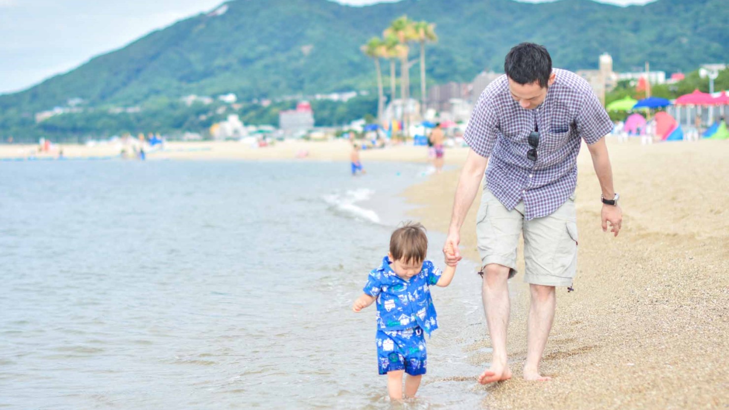 海を歩く夫とわが子