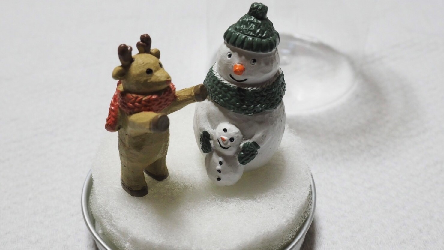 お好みの飾りをスポンジに貼り付けて、しっかり乾燥させるのが重要  © Hatsumi Kishi