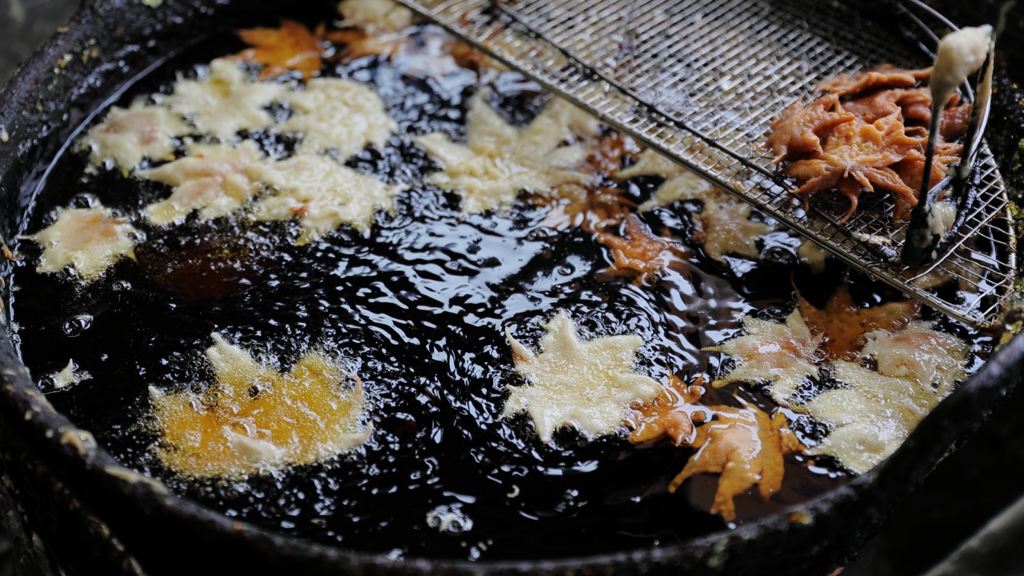 丁寧に油切りをして、パリッとした食感に仕上げる