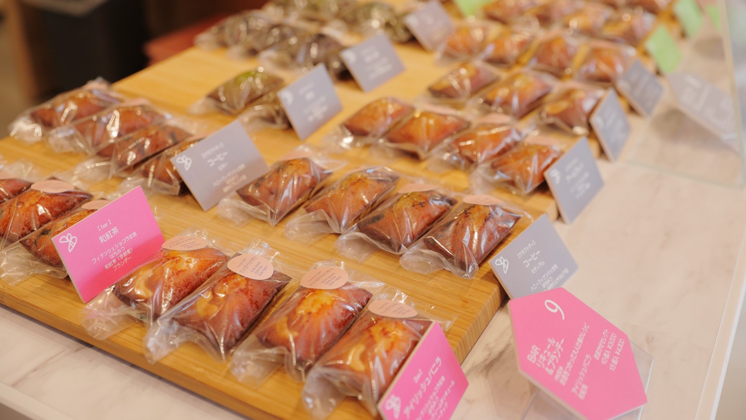 店内では42種類ものフィナンシェを販売。全てミツバチのはたらきによって出来る材料が使われている