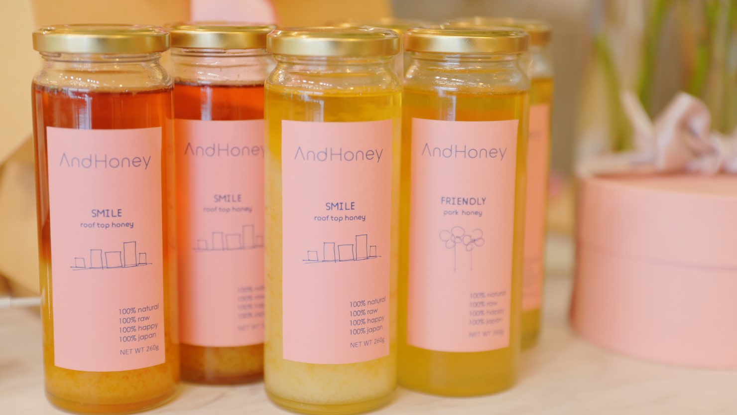 濃厚な甘味とすっきりした後味の「FRIENDLY」、スパイシーな刺激が特徴の「SMILE」。養蜂場によって味わいが変わるのもハチミツの魅力