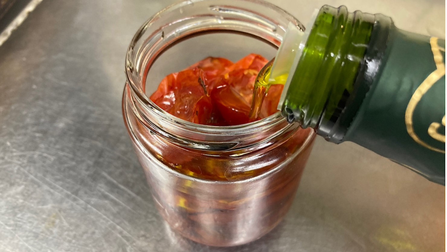 完成したドライトマトにオイルを入れる