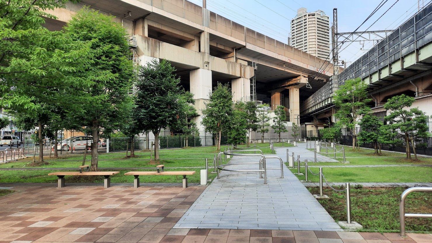 武蔵浦和駅西口緑地