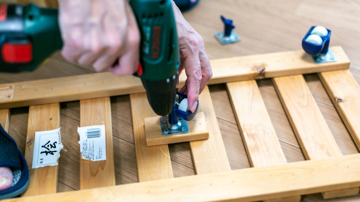 スノコでDIYする様子